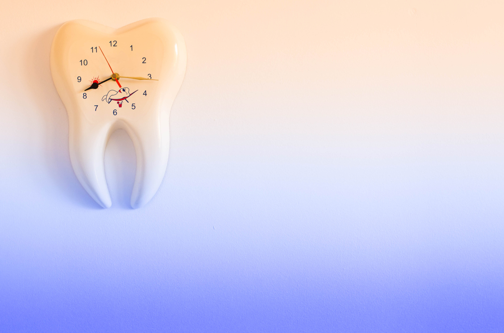 a clock that looks like a tooth icon